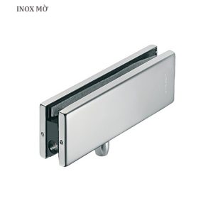 anh-kep-kinh-tren-co-truc-xoay-Hafele-981.00.020-inox-mo